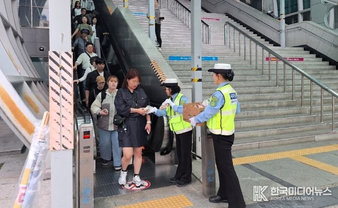 관광객 대상으로 새마을 홍보와 질서유지 병행