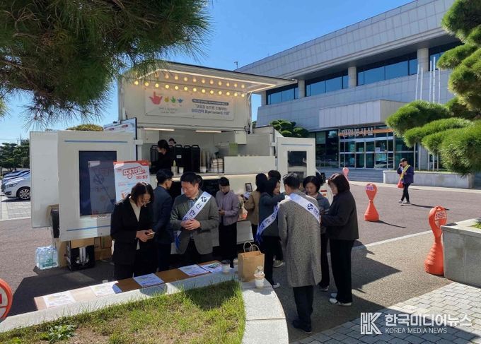 - 밀양시청 현관에서 열린 밀양형 공공배달앱 ‘땡겨요’ 홍보 부스에서 시 관계자와 신한은행 직원이 시민들에게 앱 이용 방법을 안내하고 있다.