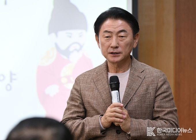 김동근 시장이 10월 27일 ‘2025년 제3기 주민자치회 통합 워크숍’에서 인사말을 하고 있다.