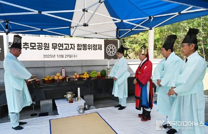 성낙인 창녕군수가 창녕추모공원에서 무연고자 합동위령제를 진행하고 있다.