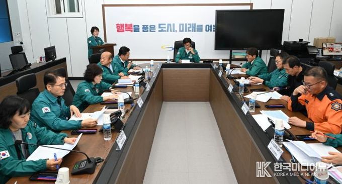 정종복 기장군수(가운데)가 재난안전상활실에서 재난안전통신망(PS-LTE)으로 훈련현장을 지휘하고 있다