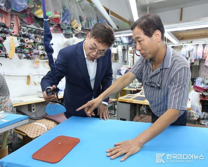 관내 봉제 산업장을 방문한 정문헌 종로구청장