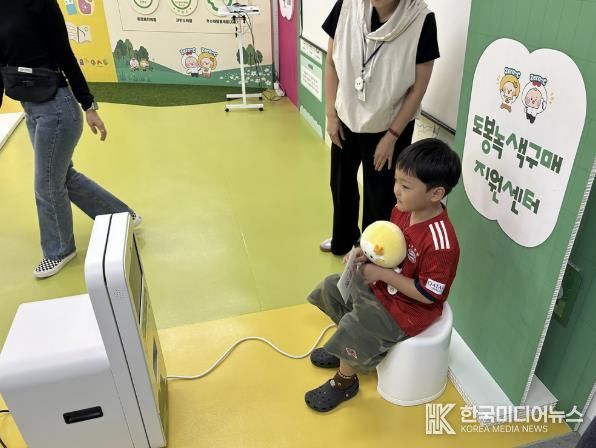 도봉구 어린이가 도봉녹색구매지원센터에서 사진을 찍고 있다.