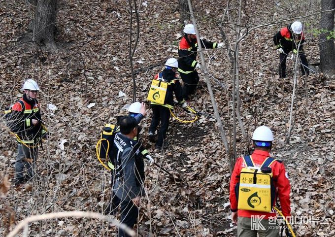지난 4월 진행한 일반공무원 및 산물전문예방진화대_산불진화 현장실습 모습