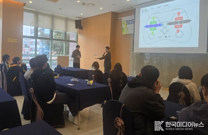 광주시교육청이 30일 국립중앙과학관에서 진행한 AI 체험 캠프에서 참가 학생들이 드론에 대해 실습하고 있다.