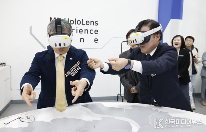 진교훈 서울 강서구청장(오른쪽)이 1일 정근식 서울시교육감과 함께 마곡광장에 위치한 4차산업 혁신기술 체험센터 ‘서울퓨처랩’에서 가상공간에서 건물 등을 자유자재로 배치해보는 ‘MR(혼합현실) 홀로렌즈’를 체험하고 있다.