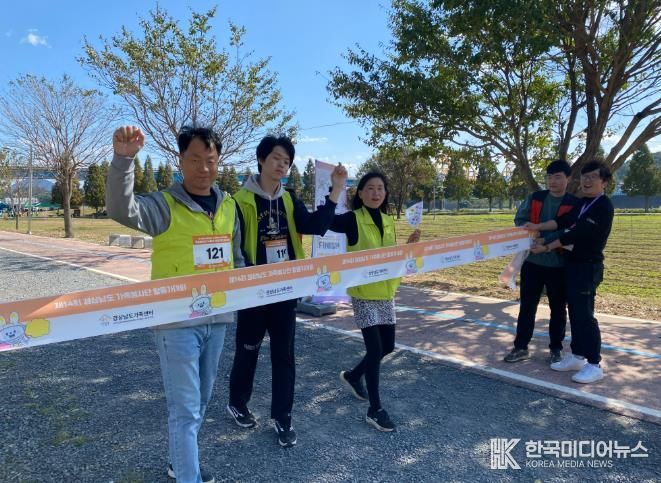 산청 윤종희씨 가족, 경남도의회 의장상