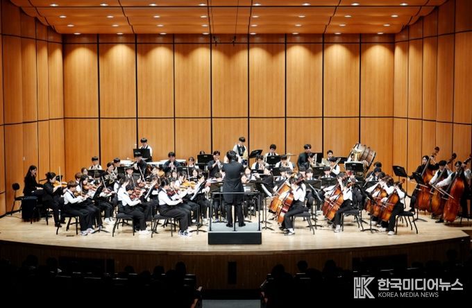 정기연주회 오케스트라 합주 모습