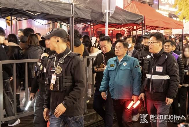 박강수 마포구청장이 핼러윈데이 당일인 10일 31일 레드로드에서 안전관리에 나섰다