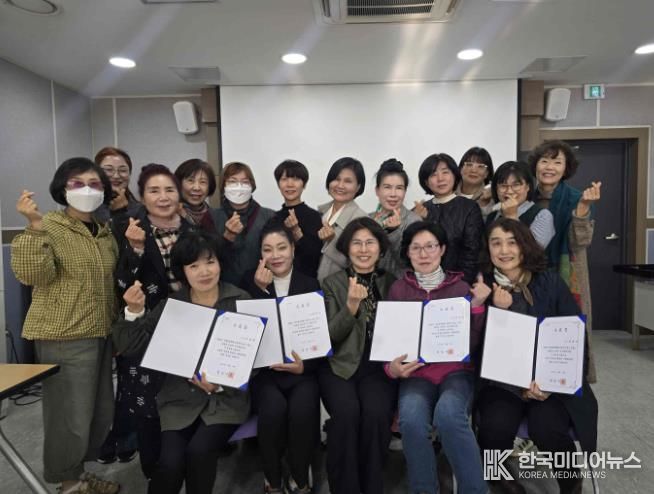 2025 여성성장클래스 멈추지 않는 도전 수료식 참여자들이 기념 촬영을 하고 있다.