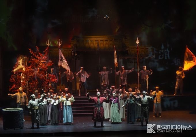 오페라 <처사 남명> 공연 안내 포스터와 공연 연습 장면