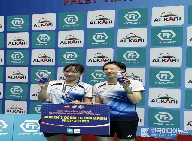 구로구청 배드민턴팀 김하나·전주이 선수가 시상식 후 트로피와 함께 기념 촬영을 하고 있다.