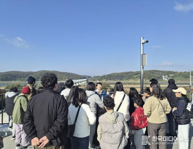 임진각 전망대 위에서 문화관광해설사의 해설을 듣는 모습