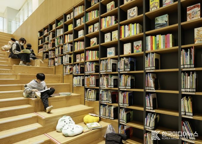 시민들이 화성동탄중앙도서관을 이용하고 있다