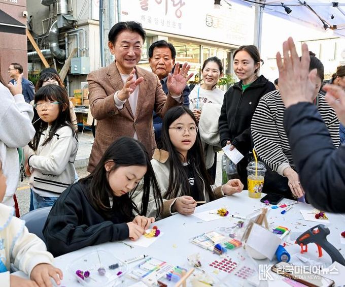김동근 시장이 11월 1일 ‘2025 회룡골목페스타’에서 시민들과 소통하고 있다.