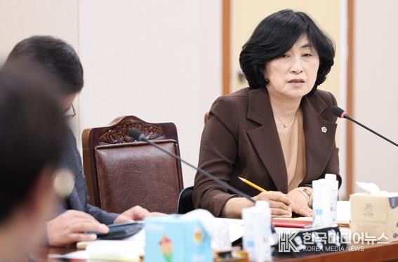 전라남도의회 전서현 의원(국민의힘, 비례)이 도민행복소통실 행정사무감사에서 청년 자원봉사 활성화 방안을 제안하고 있다.