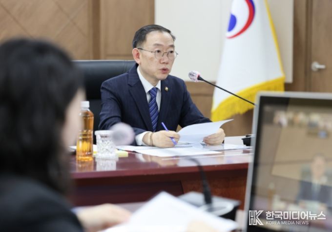 이명구 관세청장이 3일 정부대전청사에서 주요 국가에 파견된 관세관들과 외교현안 점검회의를 화상으로 개최하고 있다.