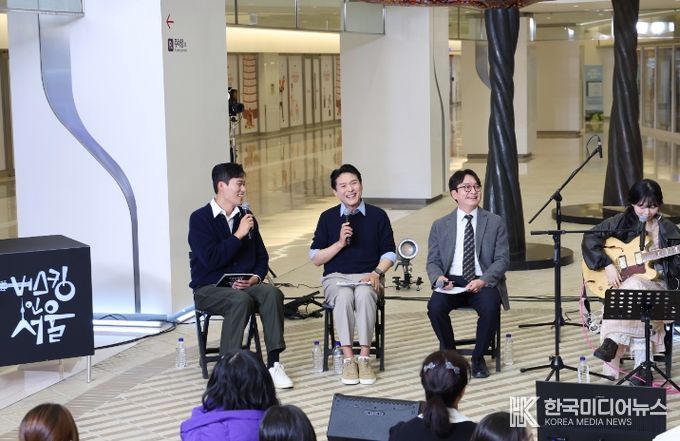 김길영 위원장과 이상욱 부위원장이 시민들과 생생하고 즐거운 소통을 하고 있다