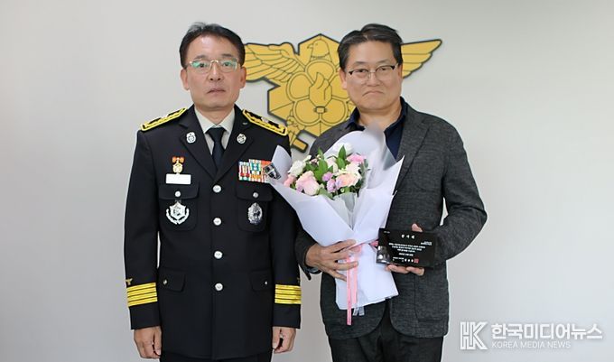 대전소방본부 우수 구급지도의사에 감사패 수여-김문용 소방본부장과 박성수 교수