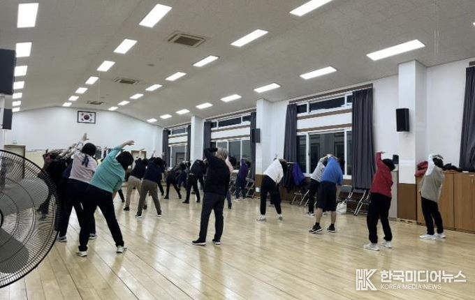 수원시 권선구 세류3동 생활체육교실 수강생, 저소득 청소년 위해 기부금 전달하며 나눔 실천