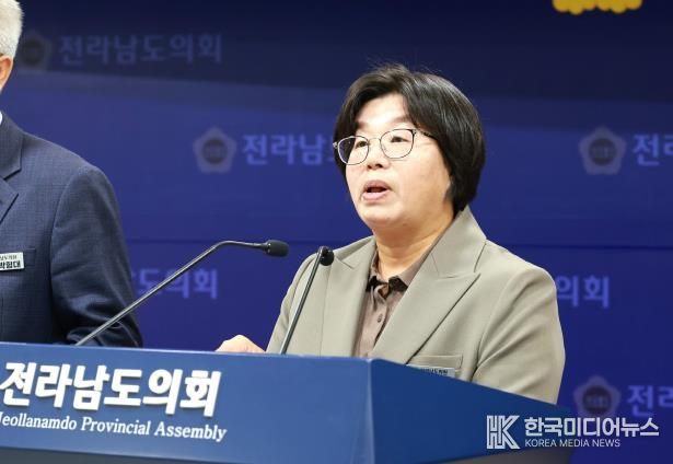 11월 3일, 도의회 브리핑룸에서 진보당·정의당 소속 도의원들이 한미 관세 협상에 대한 공동 기자회견을 열고 정부의 대미 현금투자 합의를 규탄하고 있다.