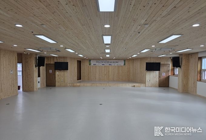 부민노인복지관 대강당 편백나무로 새단장