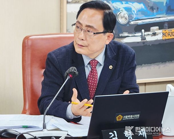 김형재 시의원이 11월 4일 서울시의회 행정감사에서 홍보기획관에게 질의를 하고 있다.