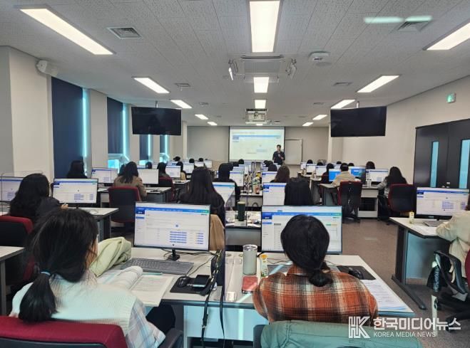 강북교육지원청이 5일 교육연수원에서 주관한 '늘봄학교 업무 담당자 연수'에서 참가자들이 연수를 듣고있다