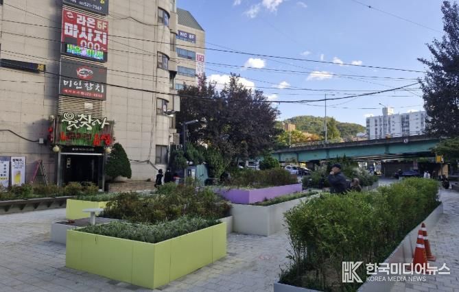 도심 속 휴게공간으로 변신한 방배쉼터 (사당역 14번 출구 앞)