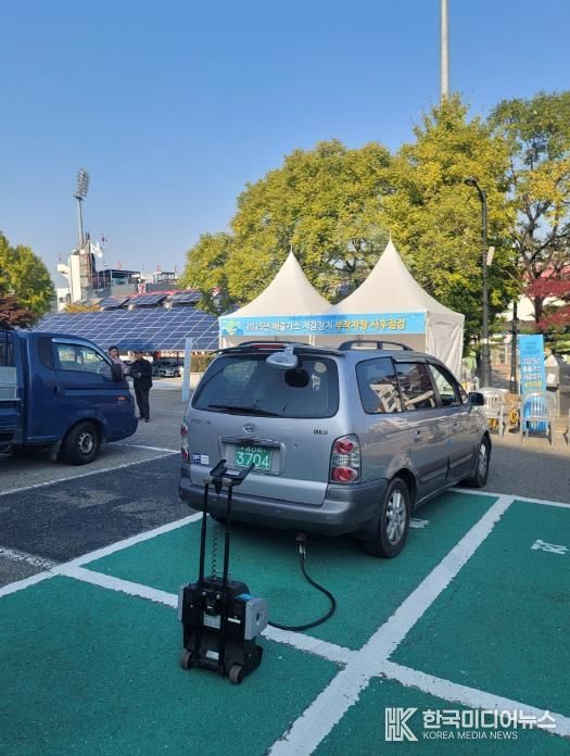 수원시와 수도권대기환경청·저감장치 제작사가 수원종합운동장에서 합동점검을 하고 있다.