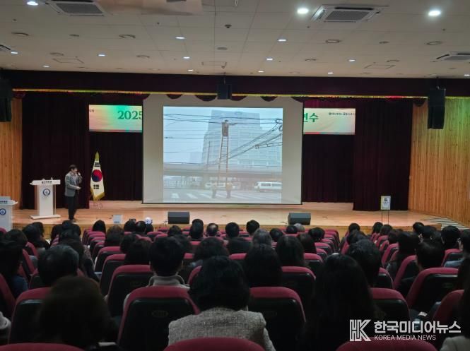 울산교육청은 4일 울산과학관 빅뱅홀에서 안전관리자 대상으로 '중대재해 예방 이해와 역량강화' 연수를 열었다