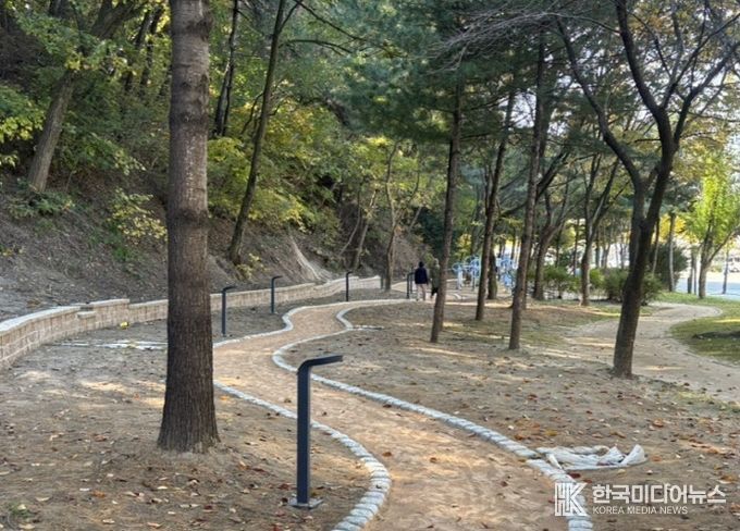 석사근린공원에 조성하고 있는 맨발길(작업 중)