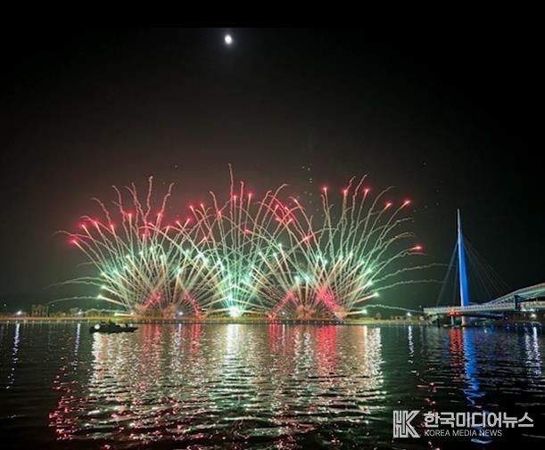 창원시, 제25회 마산가고파국화축제, 불꽃쇼로 가을밤 수 놓았다