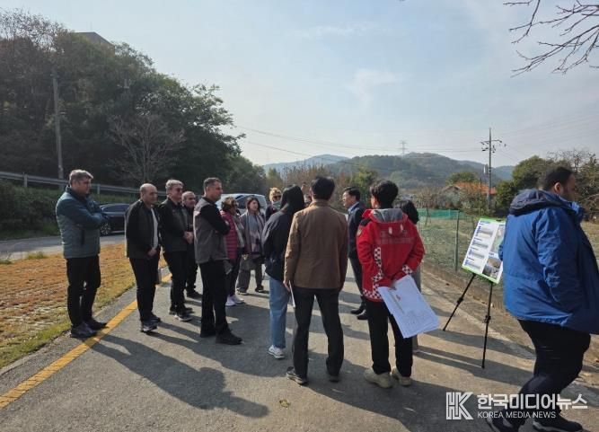 튀르키예 정부 대표단 산직동 산불 피해 복구 사업지 방문 장면