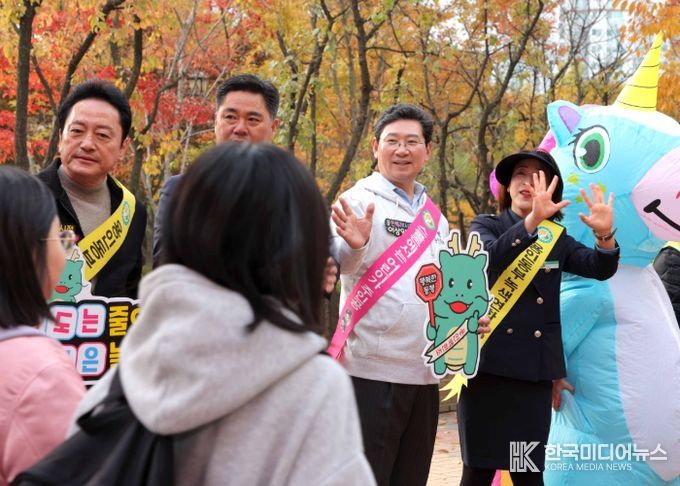 이상일 용인특례시장은 6일 용인백현초에서 열린 어린이 교통안전 캠페인에 참여했다