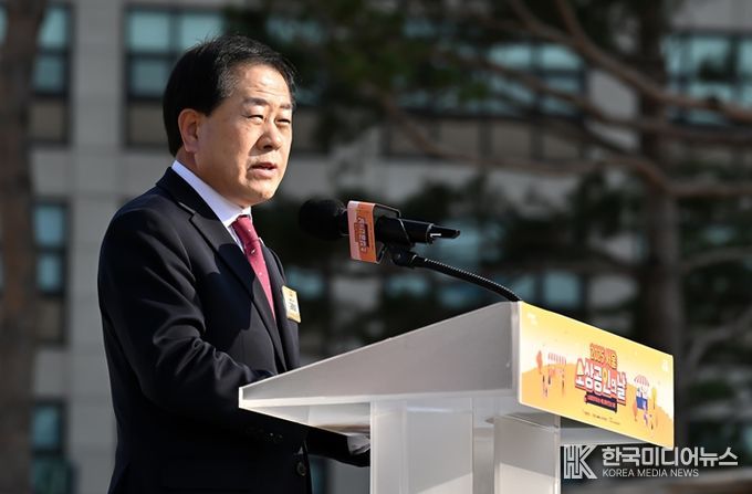 지난 11월 5일 서울광장에서 열린 ‘2025 서울시 소상공인의 날 기념행사’에 참석한 김용호 서울시의원이 축사를 하고 있다.