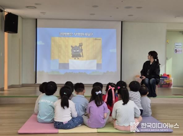 어린이들이 감염병 예방법을 배우는 모습