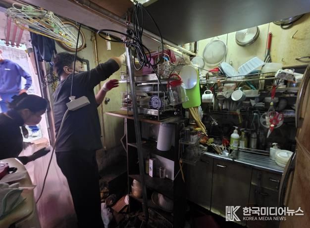 '삶의 질 향상 사랑의 청소봉사' 하는 모습