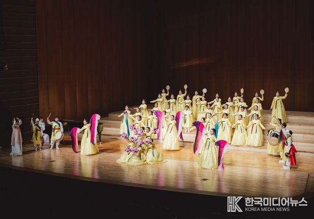 나주시립소년소녀합창단이 제21회 부산국제합창제에서 청소년 부문 3위와 금상을 수상했다. 사진은 부산국제합창제 경연대회에서 공연을 하는 나주시립소년소녀합창단 모습.