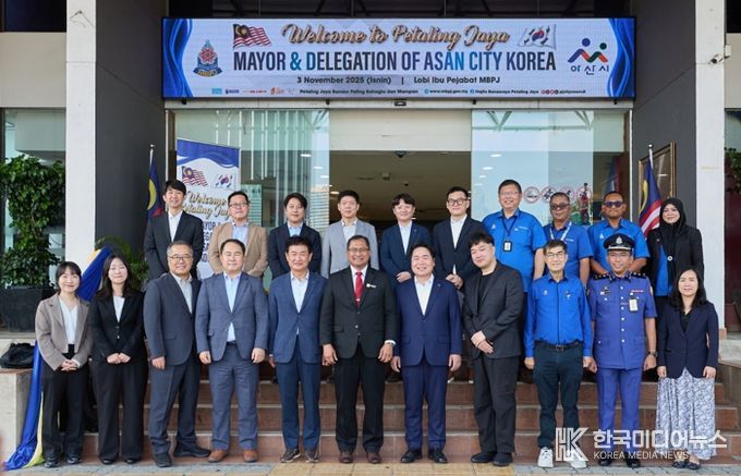 11월 3일 오세현 아산시장이 Mohamad Zahai Bin Hj Samingon 말레이시아 페탈링자야 시장과 페탈링자야 시청 방문 기념 촬영을 하고 있다.