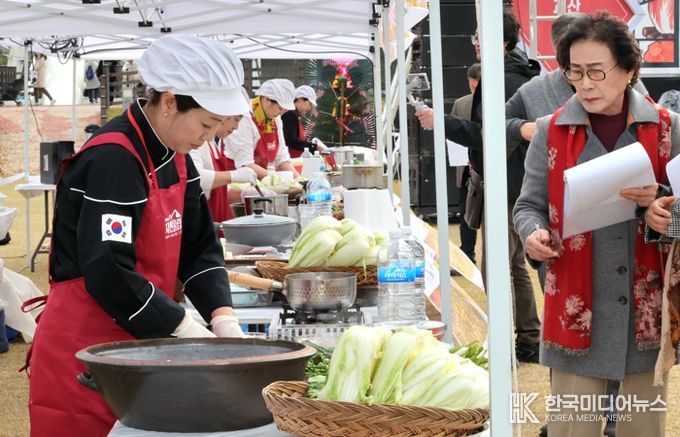 김치 고수들의 한판 승부…괴산서 ‘대한민국 김장경연대회’ 본선 성황