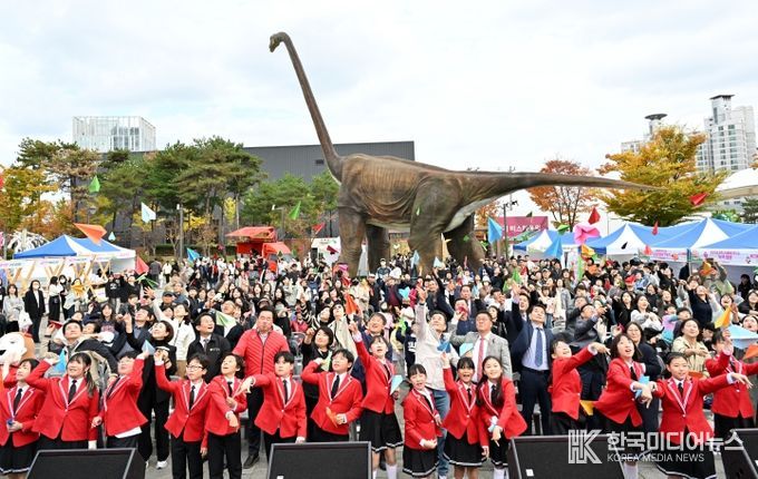 ‘2025 울산 종갓집 온마을교육축제’가 8일 공룡발자국 공원에서 김영길 중구청장, 박경흠 중구의회 의장, 천창수 시교육감, 구의원, 마을교육공동체, 학생 등이 참석한 가운데 열렸다.