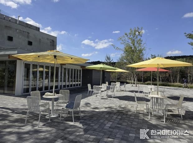 ‘숲속 카페’ 야외테이블과 휴식공간