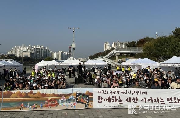 7일 열린 제3회 장애인인권영화제에 방문한 구민과 관계자들의 모습