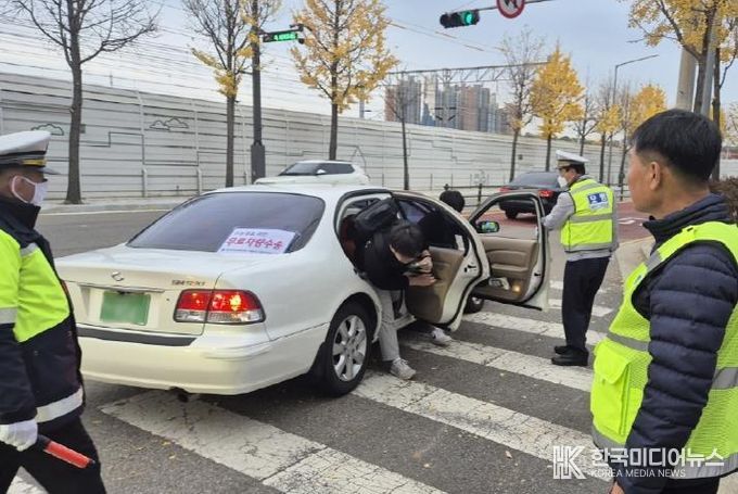 지난 수능일에 수험생이 구로구 비상수송차량을 이용해 시험장에 도착하고 있다.