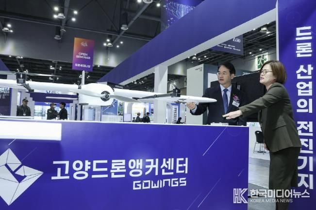 2025 드론·도심항공모빌리티 박람회’에서 고양드론앵커센터 섹터를 찾은 이동환 고양특례시장