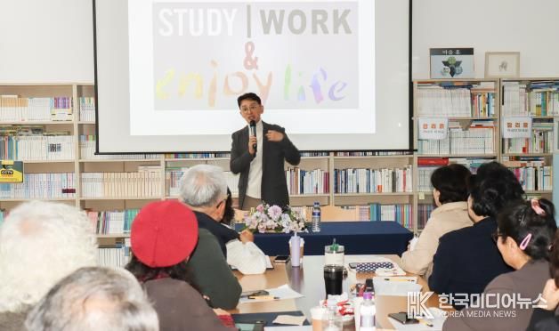 강연 중인 김민식 PD와 청중의 모습