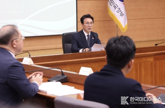 김민석 국무총리가 10일 세종대로 정부서울청사에서 열린 2050 탄소중립녹색성장위원회 제5차 전체회의를 주재하고 있다.