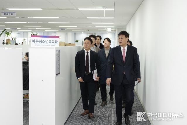 임시청사(더케이트윈타워)를 둘러보는 정문헌 구청장의 모습