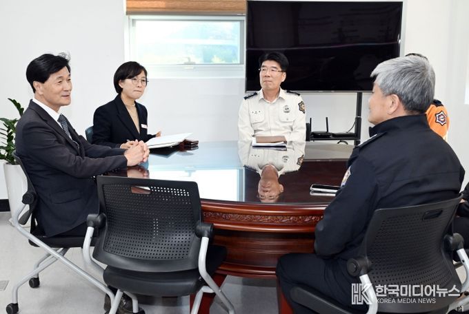 안병구 밀양시장이 11일 밀양소방서를 방문해 소방대원들을 격려하고 지역 안전 강화 방안을 논의하고 있다.